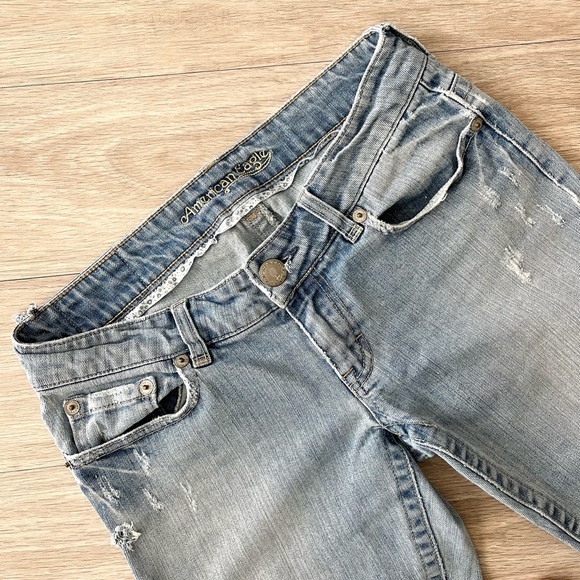 American Eagle Vintage Light Wash Denim Distressed Capri Bermuda Knee Shorts 6 - Picture 2 of 8